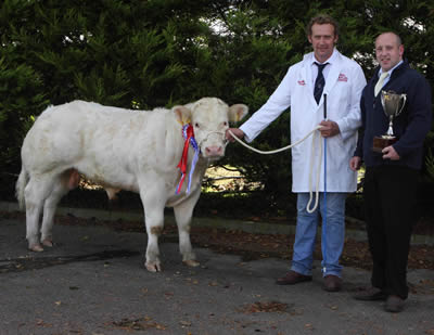 Colin Harbinson from th emeat joint Antrim presents James Martin with show champion